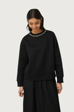 Cargar imagen en el visor de la galería, SUDADERA CUELLO JOYA