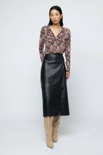 Cargar imagen en el visor de la galería, Falda midi cuero sintético negro