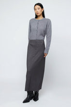 Cargar imagen en el visor de la galería, Falda larga raya diplomática gris