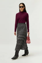 Cargar imagen en el visor de la galería, Jersey evasé cuello mock morado