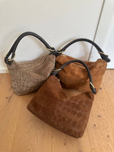 Cargar imagen en el visor de la galería, Samantha - ante estampado de cocodrilo