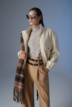 Cargar imagen en el visor de la galería, CHAQUETA CORTA DE PAÑO DE MEZCLA DE LANA – REF: TRUMAN