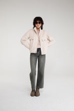 Cargar imagen en el visor de la galería, CHAQUETA CORTA DE PAÑO DE MEZCLA DE LANA – REF: TRUMAN