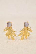 Cargar imagen en el visor de la galería, Pendientes hoja labrada latón baño de oro y piedra
