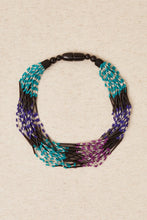 Cargar imagen en el visor de la galería, Collar corto combinado resinas color y negro