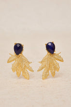 Cargar imagen en el visor de la galería, Pendientes hoja labrada latón baño de oro y piedra