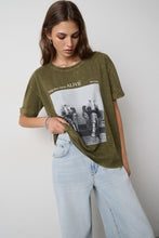 Cargar imagen en el visor de la galería, Camisa estampada con pedrería. 0056-0210043
