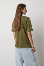 Cargar imagen en el visor de la galería, Camisa estampada con pedrería. 0056-0210043
