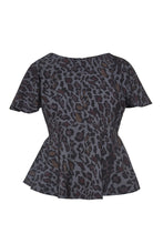 Cargar imagen en el visor de la galería, Blusa de manga corta con estampado de leopardo y volantes. 0056-0210083
