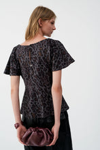 Cargar imagen en el visor de la galería, Blusa de manga corta con estampado de leopardo y volantes. 0056-0210083
