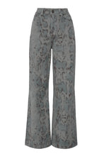 Cargar imagen en el visor de la galería, Pantalones de mezclilla de pierna ancha Erika con estampado animal. 0056-0212853
