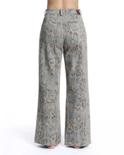 Cargar imagen en el visor de la galería, Pantalones de mezclilla de pierna ancha Erika con estampado animal. 0056-0212853

