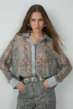 Cargar imagen en el visor de la galería, Camisa con estampado animal. 0056-0216014
