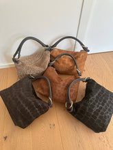 Cargar imagen en el visor de la galería, Samantha - ante estampado de cocodrilo
