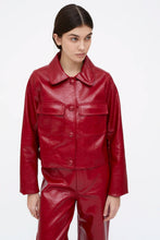 Cargar imagen en el visor de la galería, Chaqueta de cuero sintético rojo
