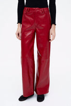 Cargar imagen en el visor de la galería, Pantalón recto cuero sintético rojo
