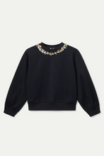 Cargar imagen en el visor de la galería, Sudadera negra con cuello joya

