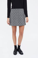 Cargar imagen en el visor de la galería, Falda tweed con estampado de corazones negro
