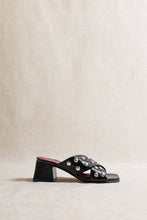 Cargar imagen en el visor de la galería, MOMMY STUDS BLACK – Mule de Tacón con Tachuelas
