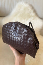 Cargar imagen en el visor de la galería, Bolso grande tejido de cuero genuino

