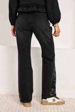 Cargar imagen en el visor de la galería, ARISTAR JEANS SLIM BOOT CUT TACHUELAS
