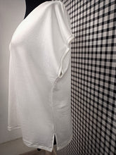 Cargar imagen en el visor de la galería, Camiseta manga corta cuello pico blanco de Moda Babilonia
