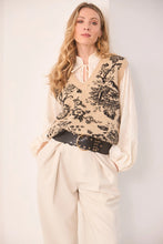Cargar imagen en el visor de la galería, CHALECO DE PUNTO JACQUARD FLORAL - CAMEL
