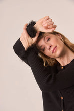 Cargar imagen en el visor de la galería, CÁRDIGAN PUÑOS PELO - BLACK
