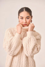 Cargar imagen en el visor de la galería, JERSEY CUELLO ALTO CALADOS - SILFY
