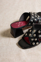 Cargar imagen en el visor de la galería, MOMMY STUDS BLACK – Mule de Tacón con Tachuelas
