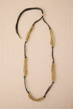 Cargar imagen en el visor de la galería, Collar Cordón Y Latón Baño De Oro
