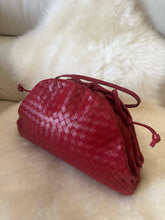 Cargar imagen en el visor de la galería, Bolso grande tejido de cuero genuino
