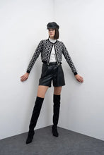 Cargar imagen en el visor de la galería, PANTALON CORTO POLIPIEL GOA-GOA
