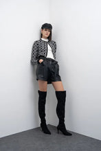 Cargar imagen en el visor de la galería, PANTALON CORTO POLIPIEL GOA-GOA
