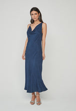 Cargar imagen en el visor de la galería, VESTIDO RAION AZUL
